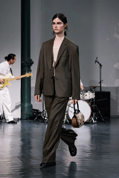 Look 10